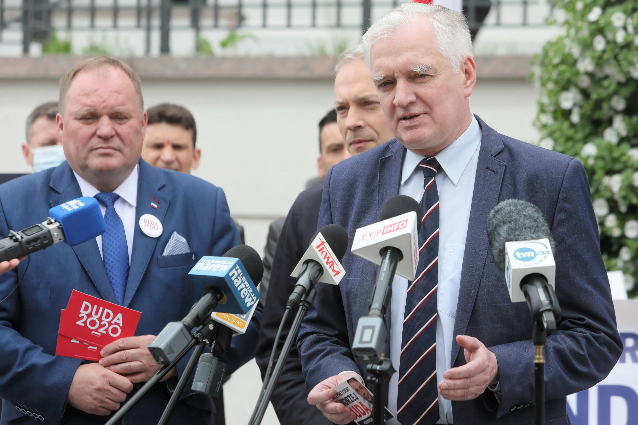 Prezes Porozumienia Jarosław Gowin oraz poseł partii Porozumienie Mieczysław Baszko podczas konferencji prasowej