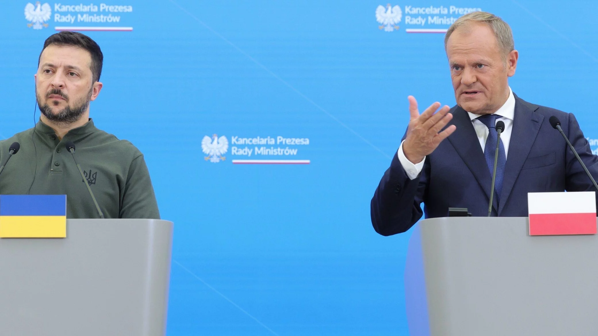 Premier Donald Tusk (P) i prezydent Ukrainy Wołodymyr Zełenski (L) podczas konferencji prasowej w KPRM