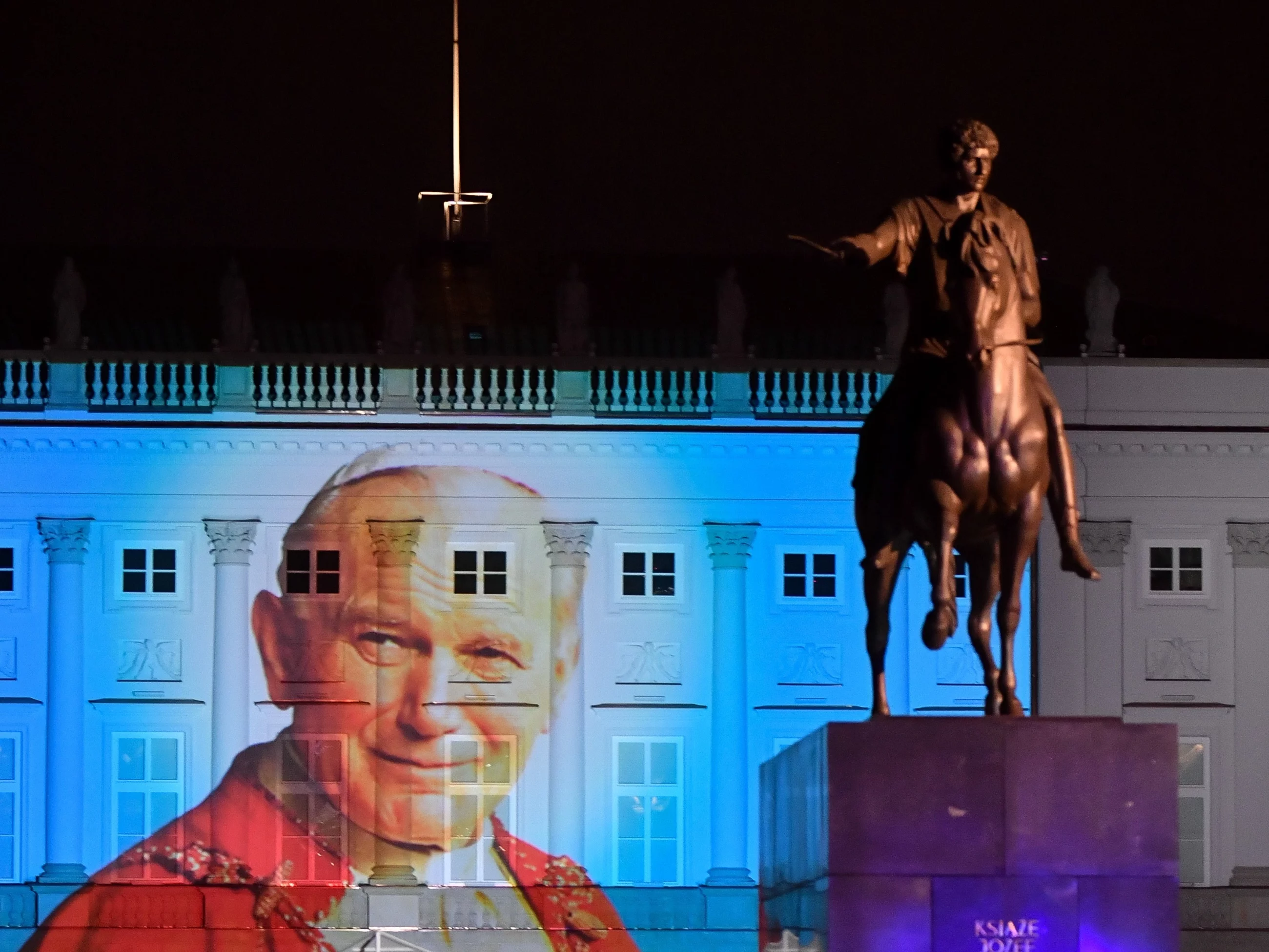 Iluminacja na Pałacu Prezydenckim w Warszawie, zdjęcie ilustracyjne