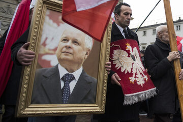 Portret prezydenta Lecha Kaczyńskiego niesiony przez uczestników obchodów 6. rocznicy katastrofy smoleńskiej