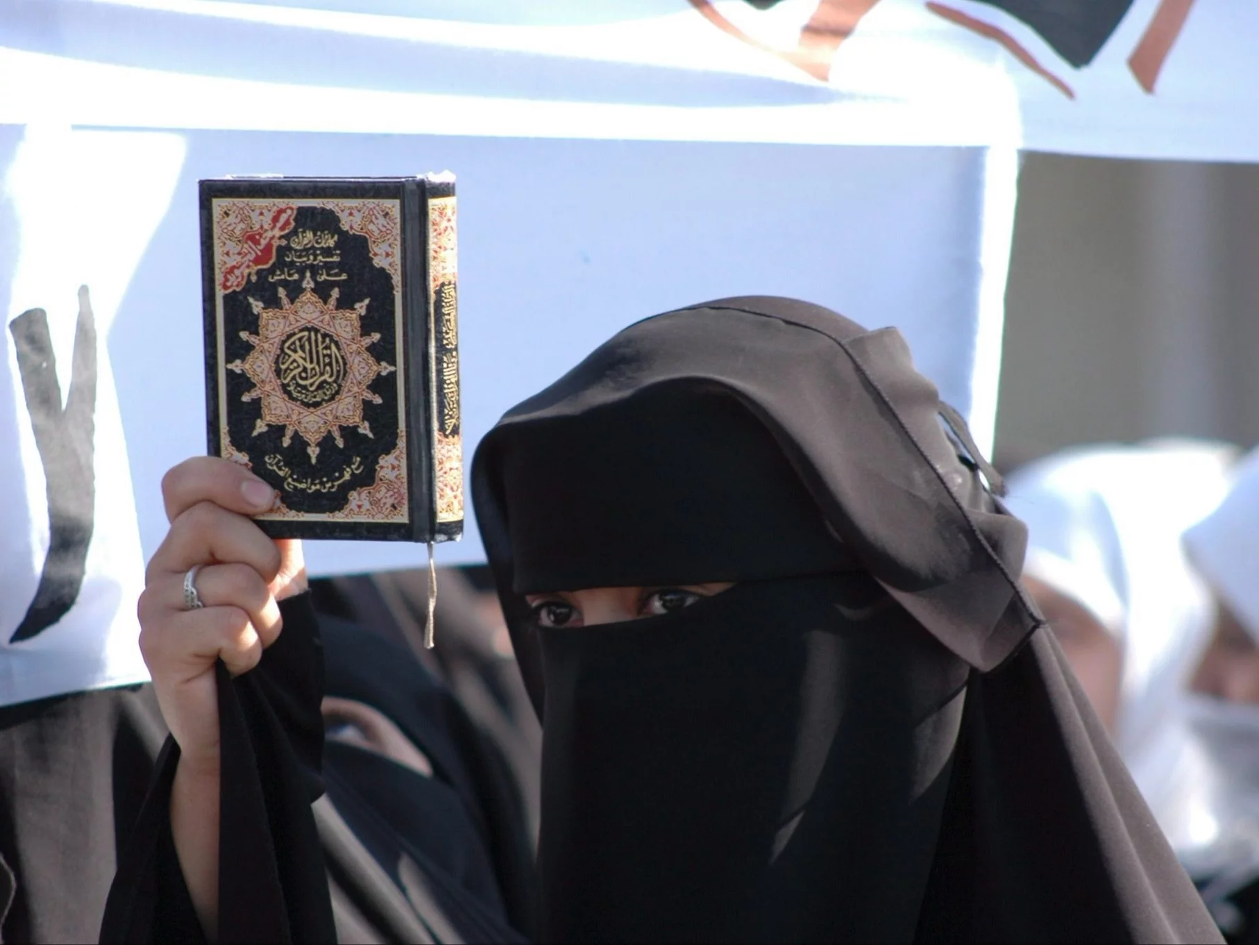 Muzułmanka trzyma Koran