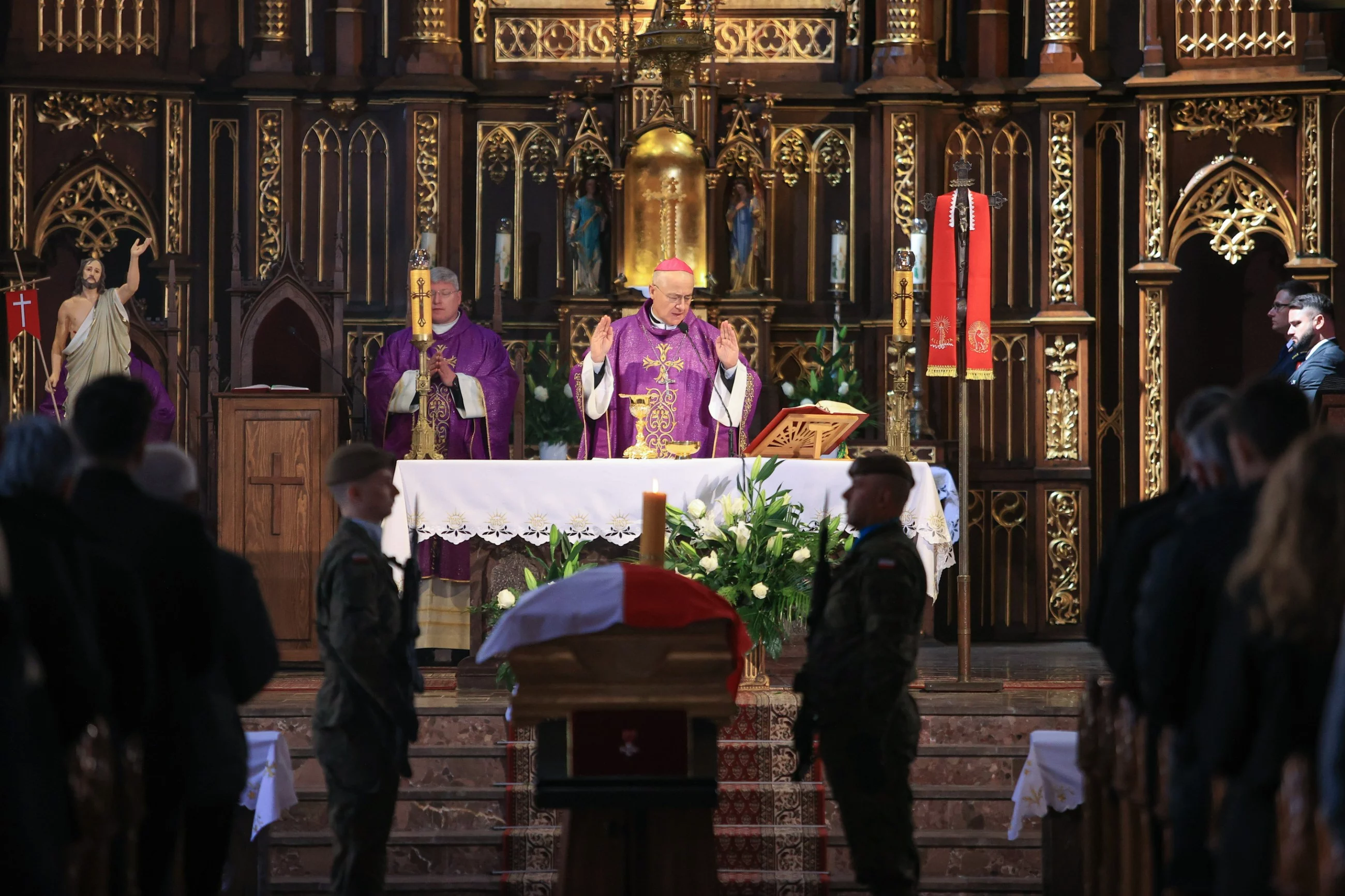 Biskup Artur Ważny podczas mszy świętej żałobnej w intencji posła Łukasza Litewki