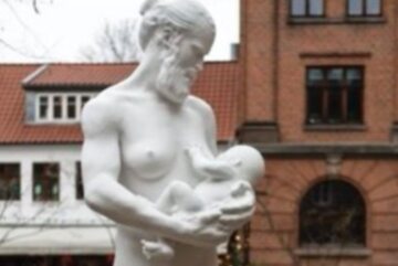 Posąg mężczyzny "karmiącego" piersi w muzeum w Aarhus