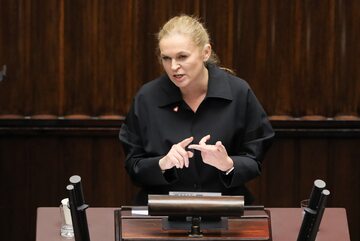 Poseł KO Barbara Nowacka przemawia przemawia na sali obrad Sejmu w Warszawie