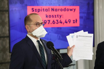 Poseł KO Michał Szczerba podczas konferencji prasowej w Sejmie