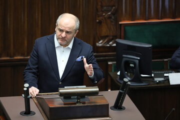 Poseł KO Paweł Kowal na sali obrad Sejmu