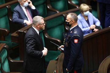 Poseł Konfederacji Grzegorz Braun  musiał opuścić salę plenarną Sejmu z powodu odmowy nałożenia maseczki ochronnej.