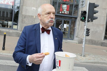 Poseł Konfederacji Janusz Korwin-Mikke podczas konferencji prasowej przed jedną z restauracji szybkiej obsługi na warszawskim.