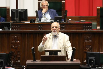 Poseł Konfederacji Janusz Korwin-Mikke podczas przemówienia w Sejmie