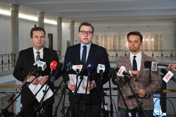 Poseł Konfederacji Krzysztof Bosak (P), dyrektor biura prasowego ugrupowania Tomasz Grabarczyk (C) oraz prawnik, mec. Jacek Wilk (L)