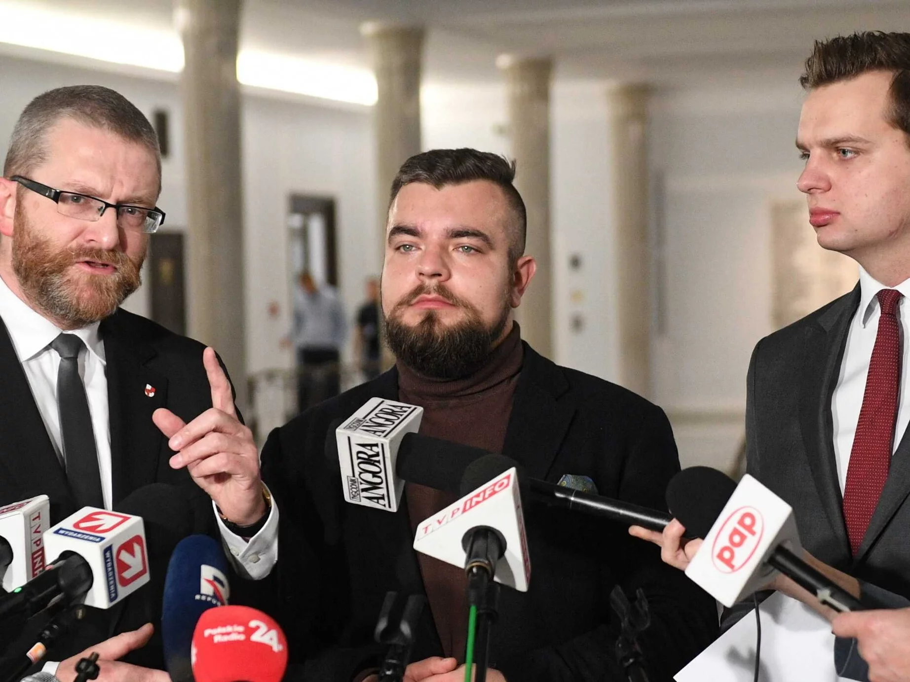 Posłowie Konfederacji: Grzegorz Braun, Michał Urbaniak i Jakub Kulesza w Sejmie