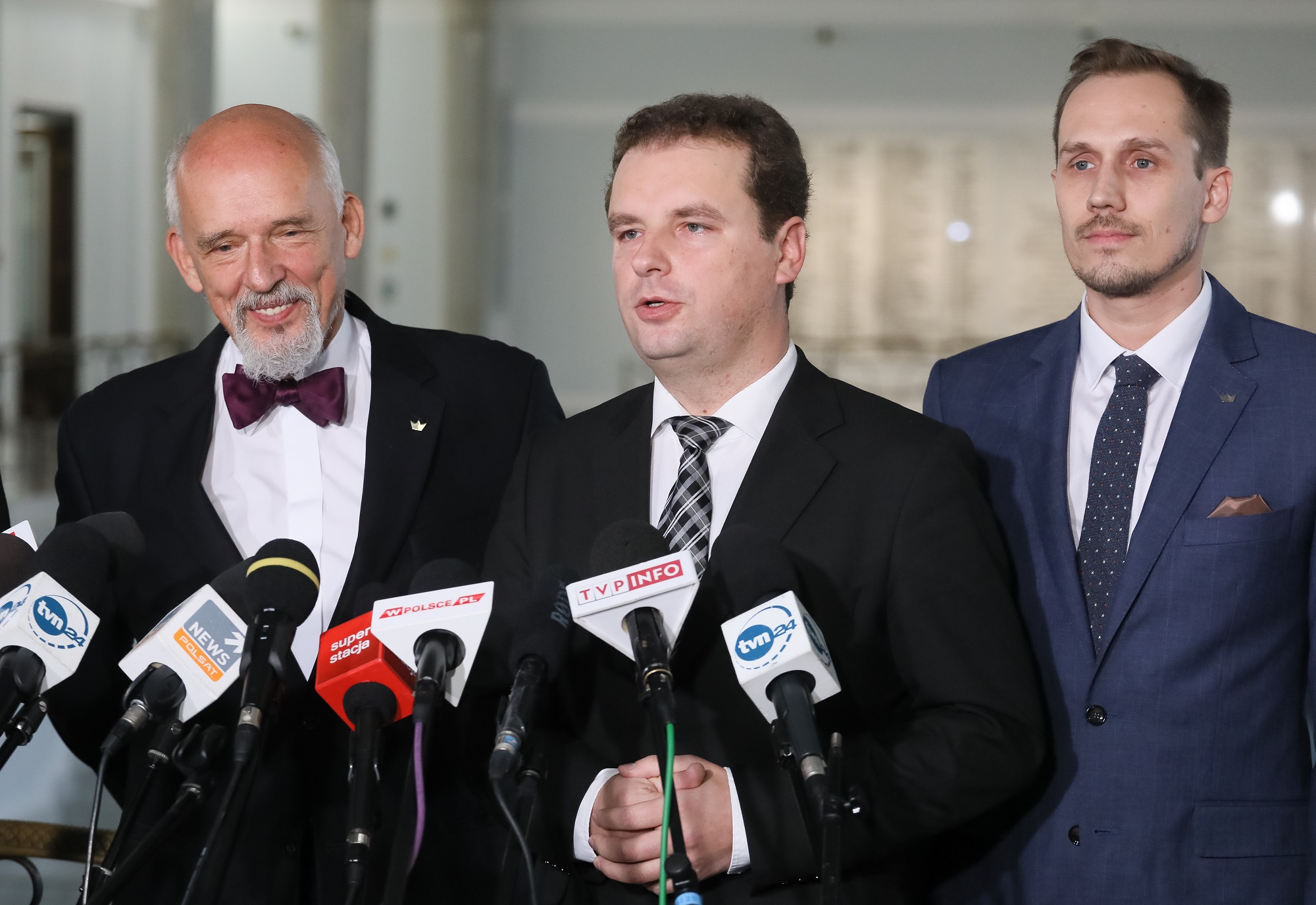 Europoseł, prezes partii Wolność Janusz Korwin-Mikke (L), wiceprezes Konrad Berkowicz (P) oraz Jacek Wilk (P) z Kukiz`15, 3 bm. podczas konferencji prasowej w Sejmie