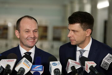 Poseł Marek Sowa (L) oraz lider Nowoczesnej Ryszard Petru (P) podczas konferencji prasowej w Sejmie
