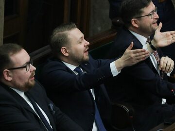 Poseł PiS Jacek Ozdoba (C) na sali obrad Sejmu
