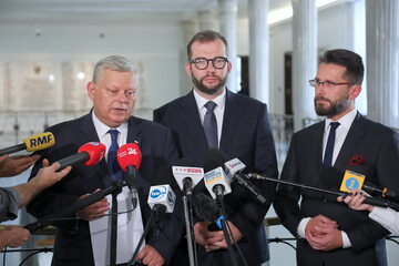 Poseł PiS Marek Suski (L), sekretarz stanu w Ministerstwie Funduszy i Polityki Regionalnej Grzegorz Puda (C) i zastępca rzecznika prasowego Prawa i Sprawiedliwości Radosław Fogiel
