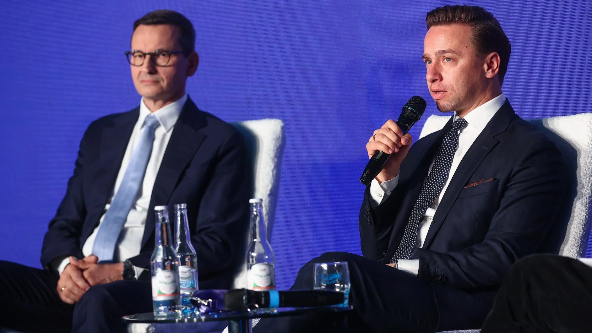 Poseł PiS Mateusz Morawiecki (L) i wicemarszałek Sejmu Krzysztof Bosak (P) na panelu "Czy polska prawica jest skazana na alt-right?"