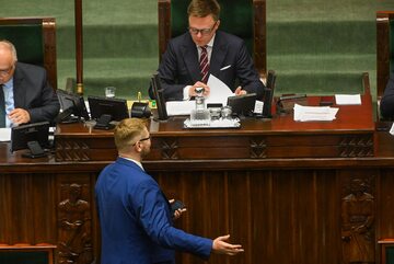 Poseł PiS Michał Woś (L) i marszałek Sejmu Szymon Hołownia