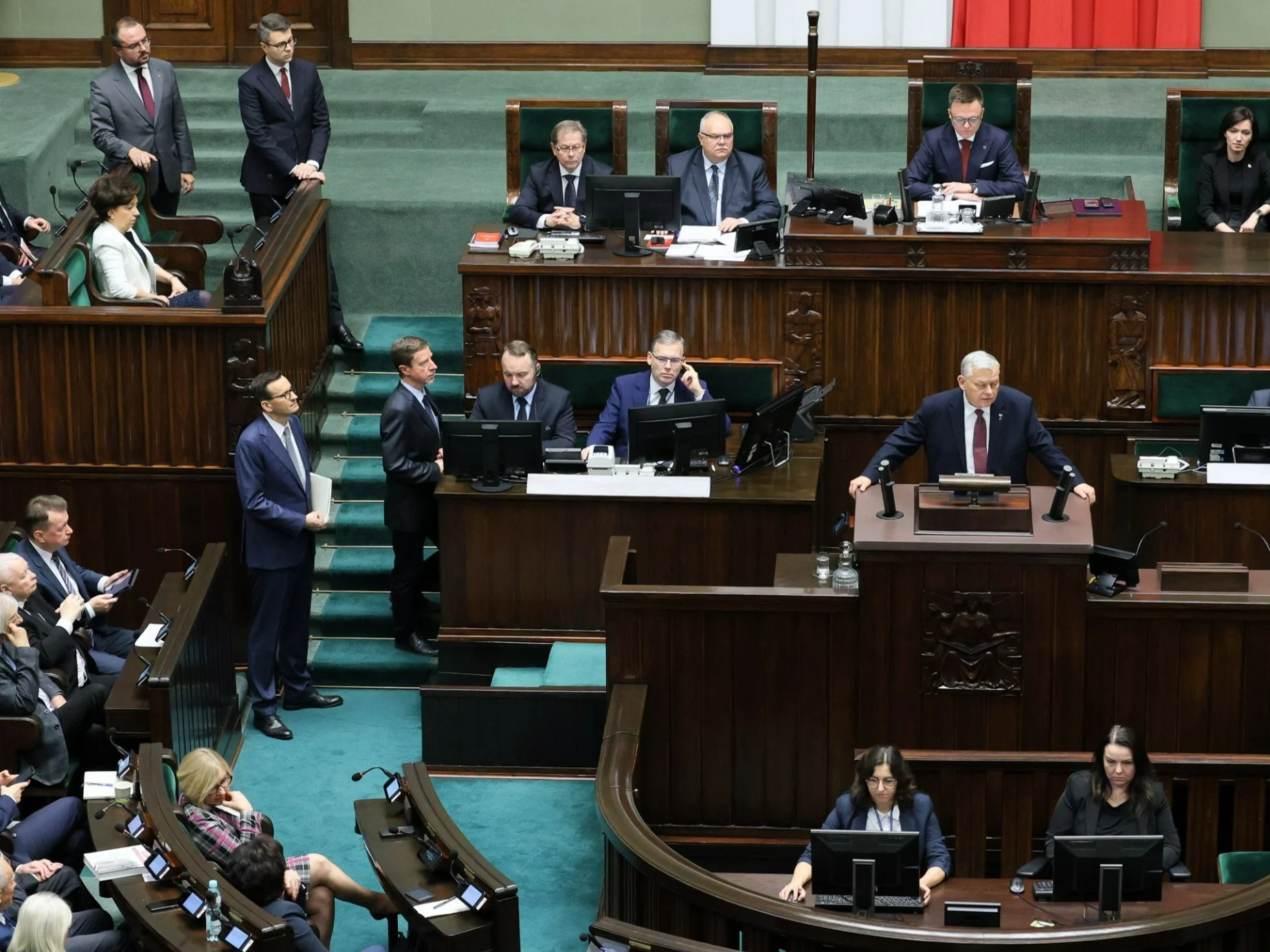 Marek Suski przemawia w Sejmie, z lewej strony stoi Mateusz Morawiecki (zdjęcie archiwalne)
