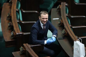Poseł PO-KO Sławomir Nitras na sali posiedzeń w Sejmie.