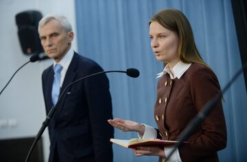 Poseł PO Marcin Święcicki i prezes Fundacji Otwarty Dialog Ludmiła Kozlowska podczas konferencji prasowej w Sejmie,