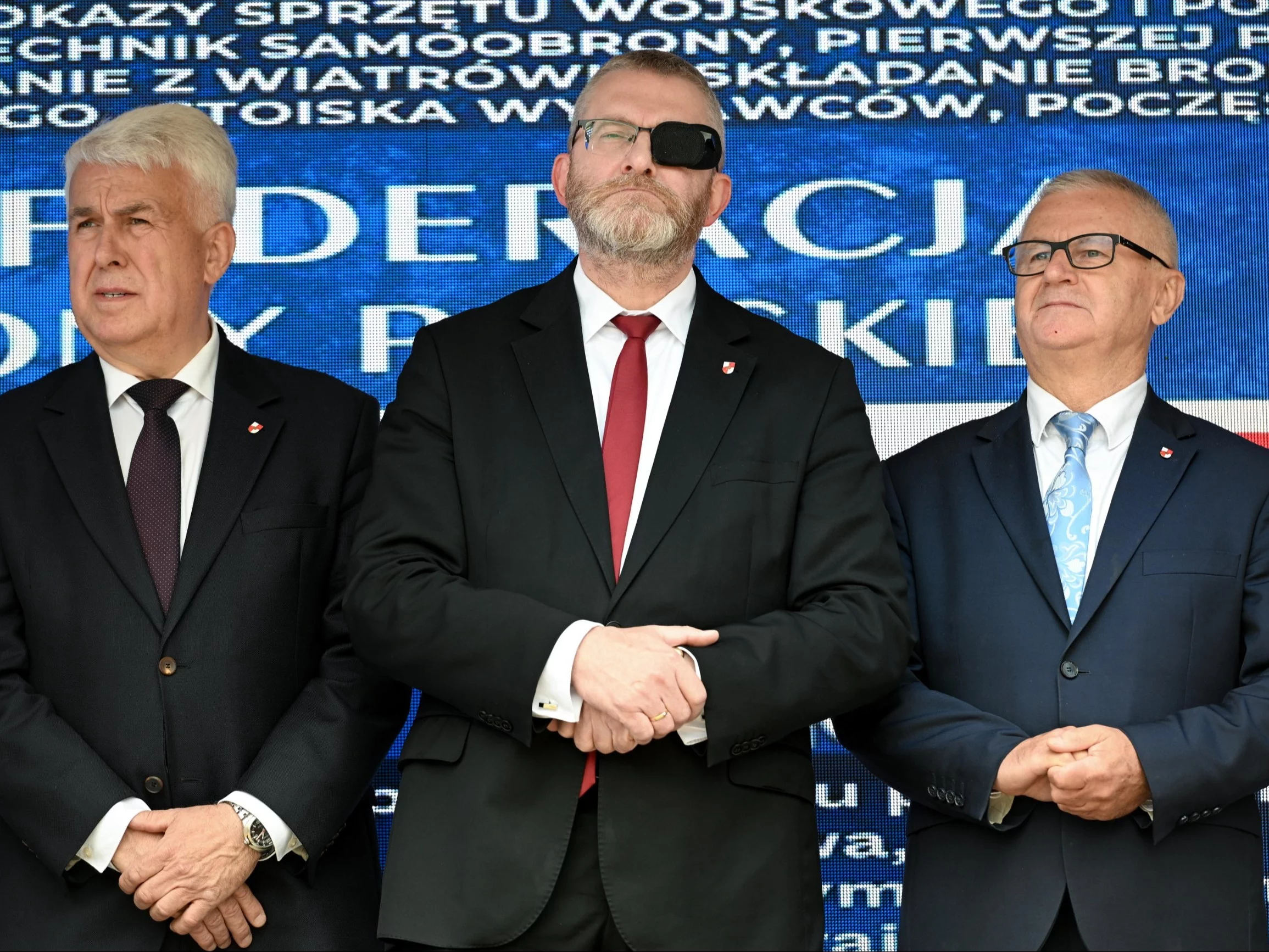 Grzegorz Braun (C) oraz posłowie KP Konfederacji Korony Polskiej Sławomir Zawiślak (L) i Włodzimierz Skalik