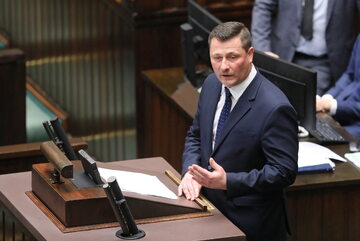 Poseł PSL Krzysztof Paszyk na sali obrad Sejmu.