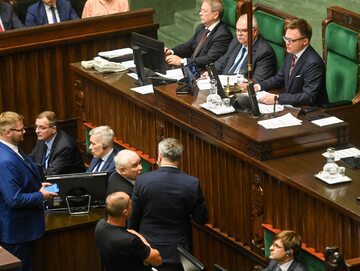 Poseł Suwerennej Polski Michał Woś, marszałek Sejmu Szymon Hołownia i prezes PiS Jarosław Kaczyński