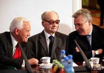 Posiedzenie Rady Bezpieczeństwa Narodowego. Leszek Miller, Wojciech Jaruzelski, Aleksander Kwaśniewski