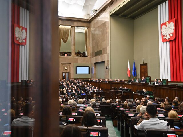 Sondaż: KO I PIS Tracą Poparcie. Zyskuje Konfederacja