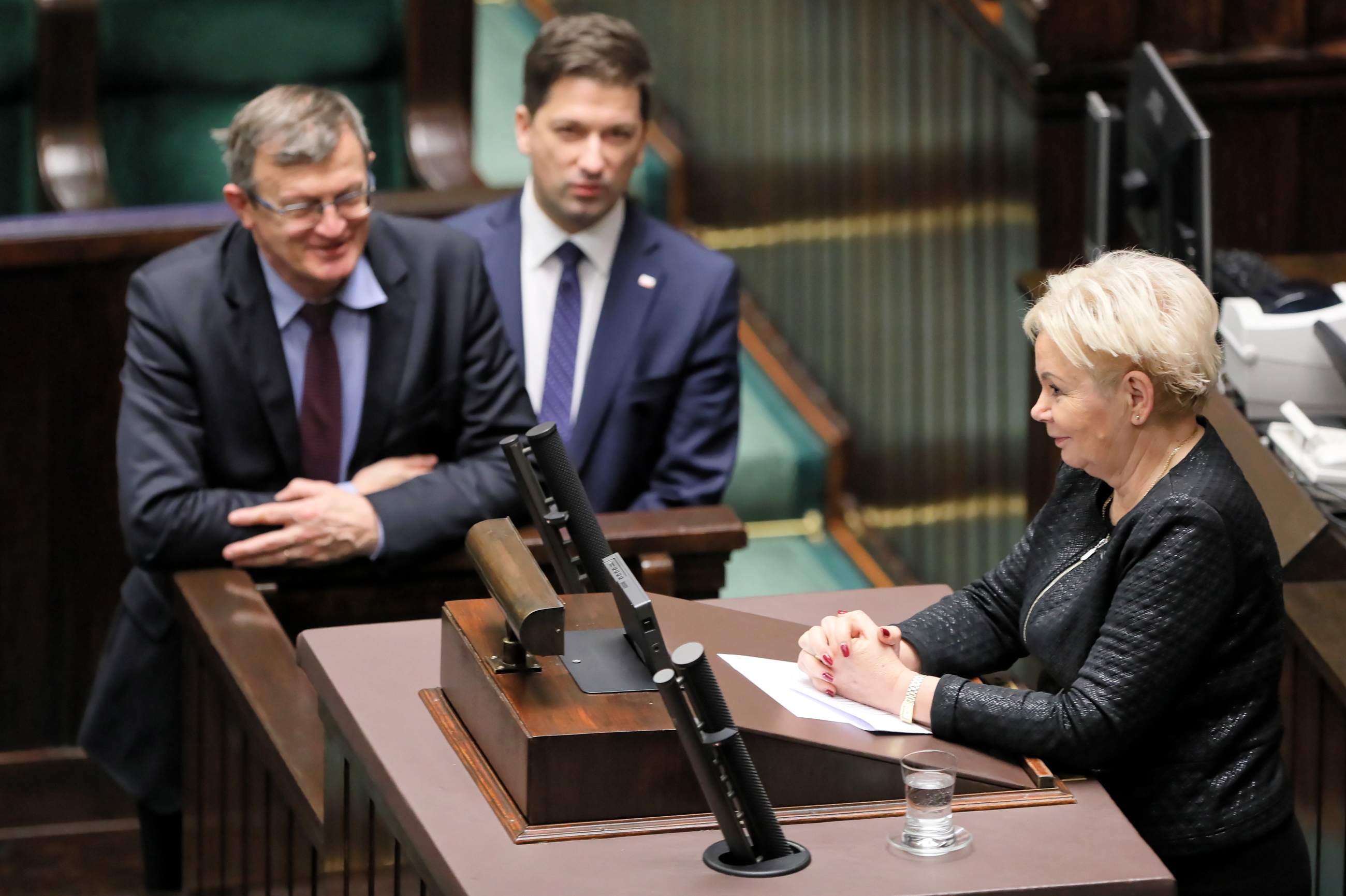 Wiceprzewodnicząca komisji finansów Krystyna Skowrońska okupuje mównicę, podczas debaty nad projektem ustawy dot. NBP.