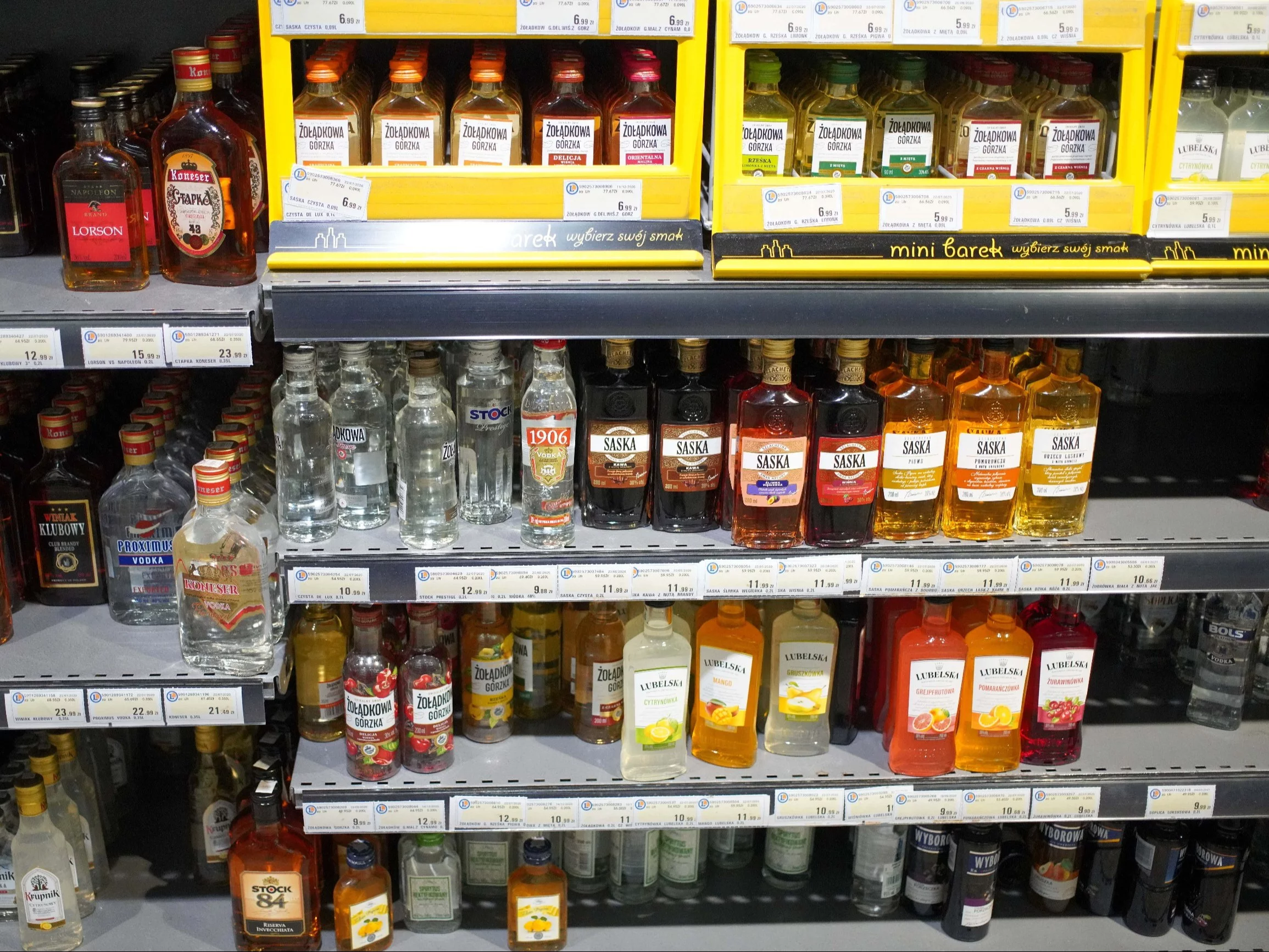 Napoje alkoholowe w małych opakowaniach