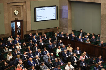 Posłowie głosują w Sejmie