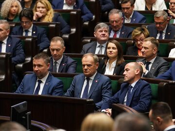 Posłowie KO w Sejmie. W pierwszym rzędzie premier Donald Tusk