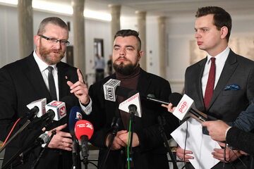 Posłowie Konfederacji: Grzegorz Braun, Michał Urbaniak i Jakub Kulesza w Sejmie