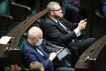 Posłowie Konfederacji Grzegorz Braun (P) i Janusz Korwin-Mikke (L) na sali obrad podczas 18. posiedzenia Sejmu.