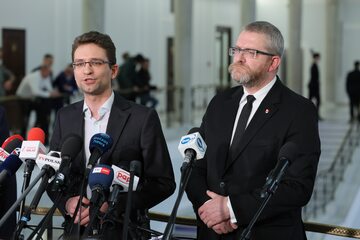Posłowie Konfederacji Grzegorz Braun (P) i Michał Wawer (L)