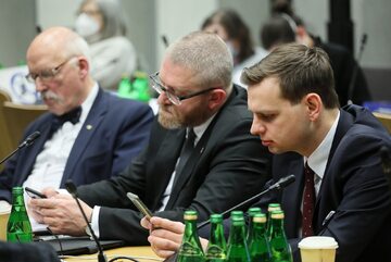 Posłowie Konfederacji: Janusz Korwin-Mikke (L), Jakub Kulesza (P) i Grzegorz Braun (C) podczas posiedzenia sejmowej komisji zdrowia w Sejmie w Warszawie