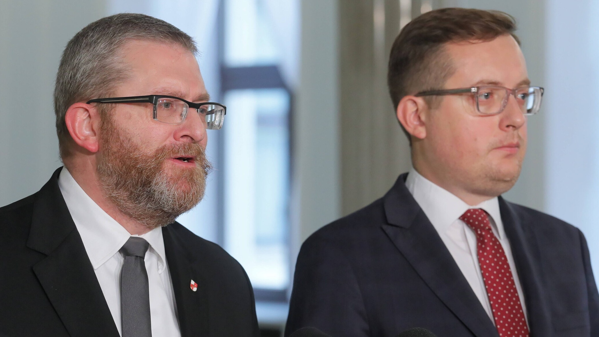 Posłowie Konfederacji Grzegorz Braun i Robert Winnicki