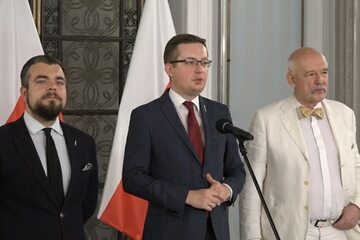 Posłowie Konfederacji: Michał Urbaniak, Robert Winnicki, Janusz Korwin-Mikke