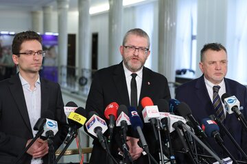 Posłowie Konfederacji Michał Wawer, Grzegorz Braun i Andrzej Tomasz Zapałowski