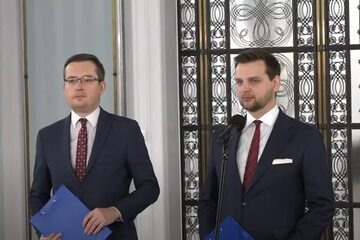 Posłowie Konfederacji Robert Winnicki i Jakub Kulesza podczas konferencji prasowej w Sejmie