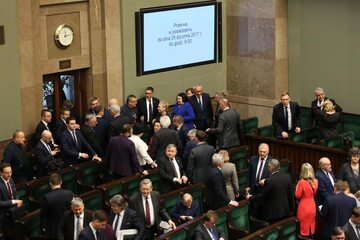 Posłowie na posiedzeniu Sejmu