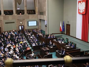 Posłowie na sali obrad Sejmu w Warszawie.