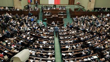 Posłowie na sali obrad Sejmu.