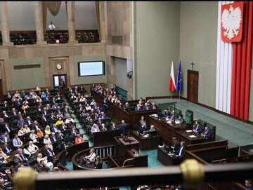 Posłowie na sali obrad Sejmu