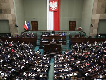 Posłowie na sali obrad w Sejmie
