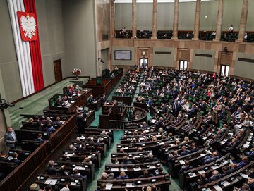 Posłowie na sali plenarnej podczas obrad Sejmu
