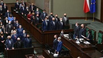 Posłowie na sali plenarnej Sejmu w Warszawie. Sejm przyjął przez aklamację uchwałę potępiającą zbrodnie wojenne, dokonywane przez Rosję w Ukrainie