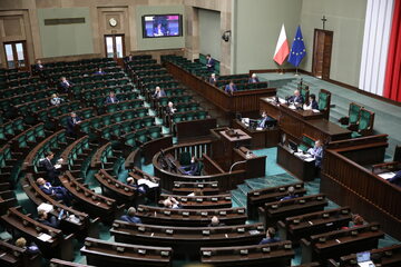 Posłowie na sali posiedzeń w Sejmie