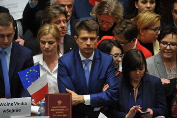 Posłowie opozycji blokują mównicę podczas posiedzenia Sejmu
